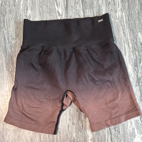 PINK Victoria's Secret Pants - ❤️3/$30 PINK Victoria’s Secret Active Ombre Ribbed Bike Shorts